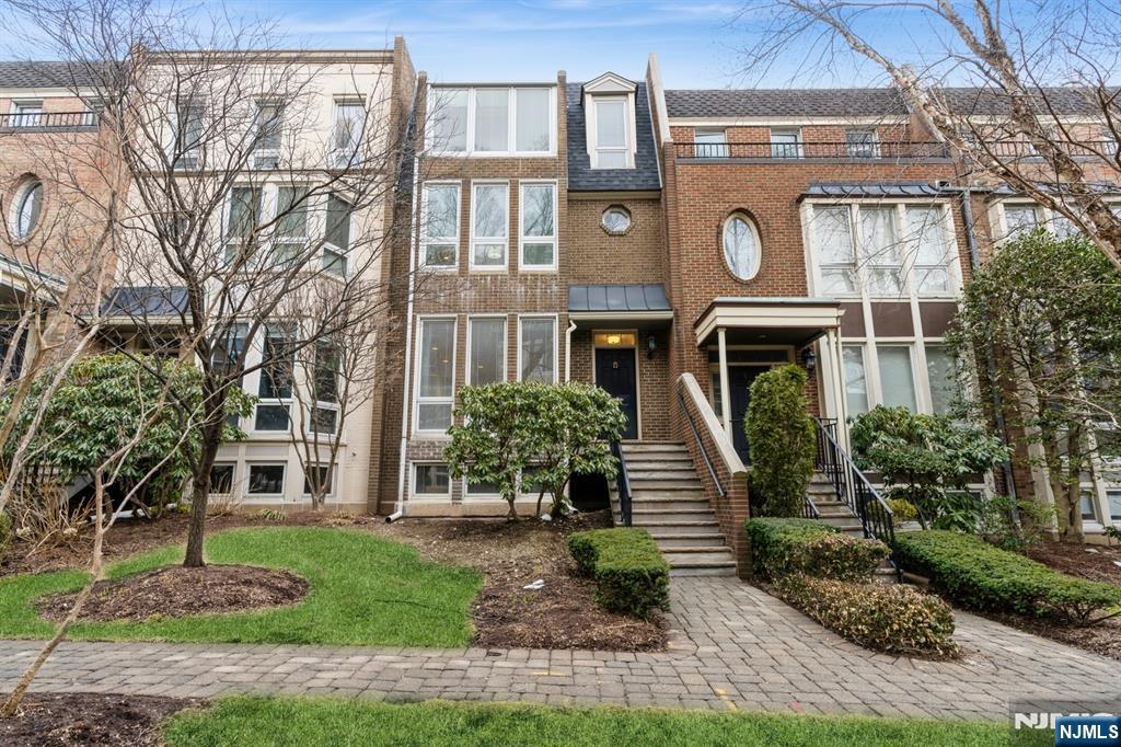 134 Kensington Drive,Fort Lee, NJ 07024