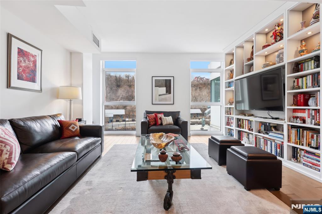 800 Ave At Port Imperial ,Weehawken, NJ 07086