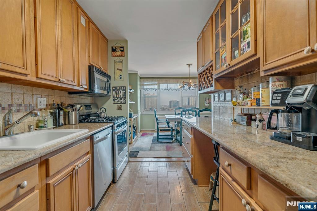 2000 Linwood Avenue,Fort Lee, NJ 07024