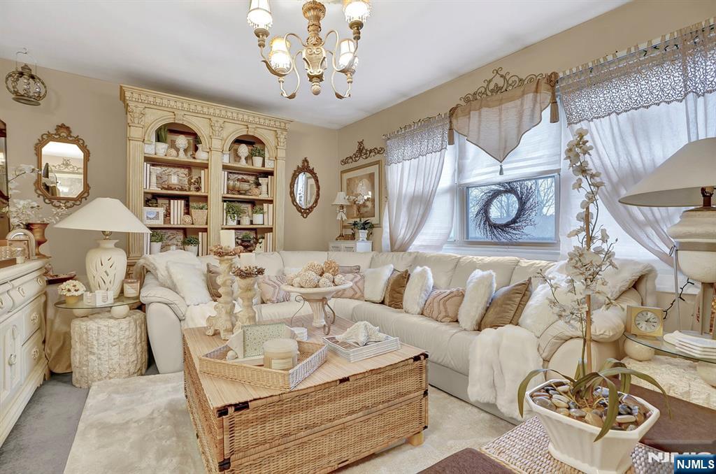 100 Treetop Court,Bloomingdale, NJ 07403