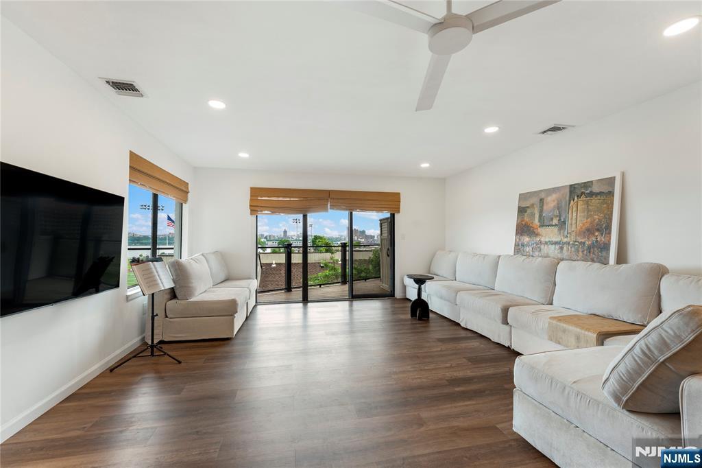 101 State Rt 5 ,Edgewater, NJ 07020