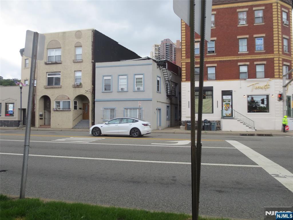 902 River Road,Edgewater, NJ 07020