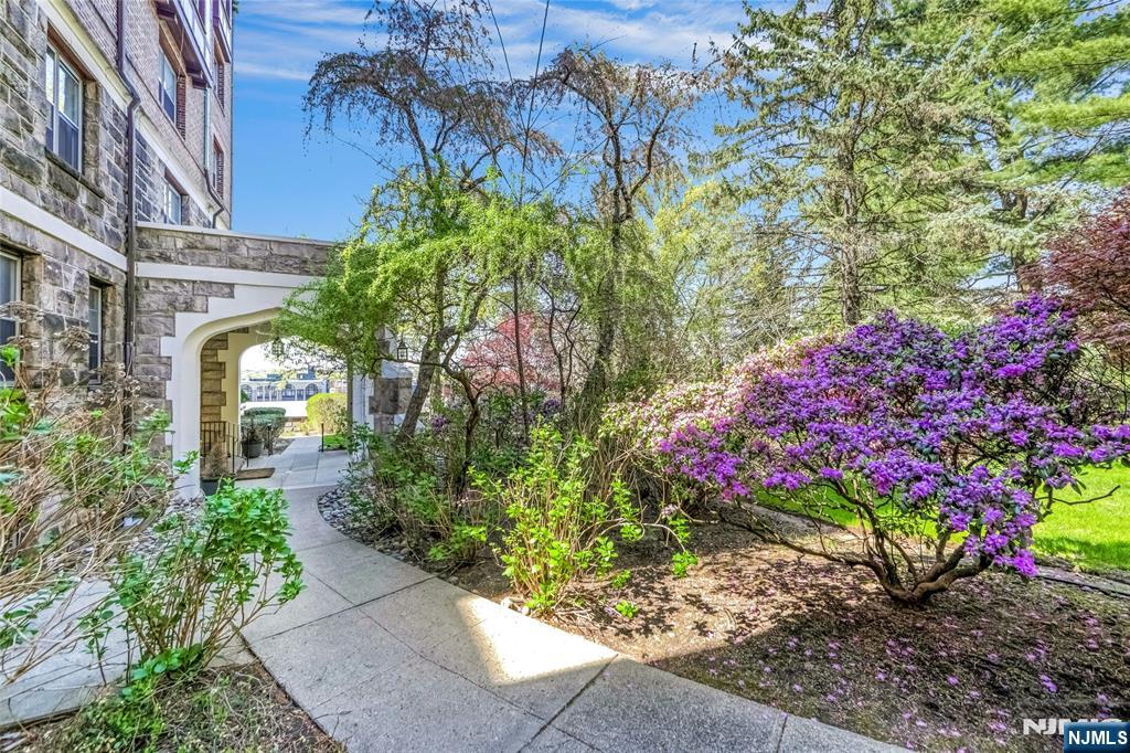 100 Palisade Avenue,Englewood, NJ 07631