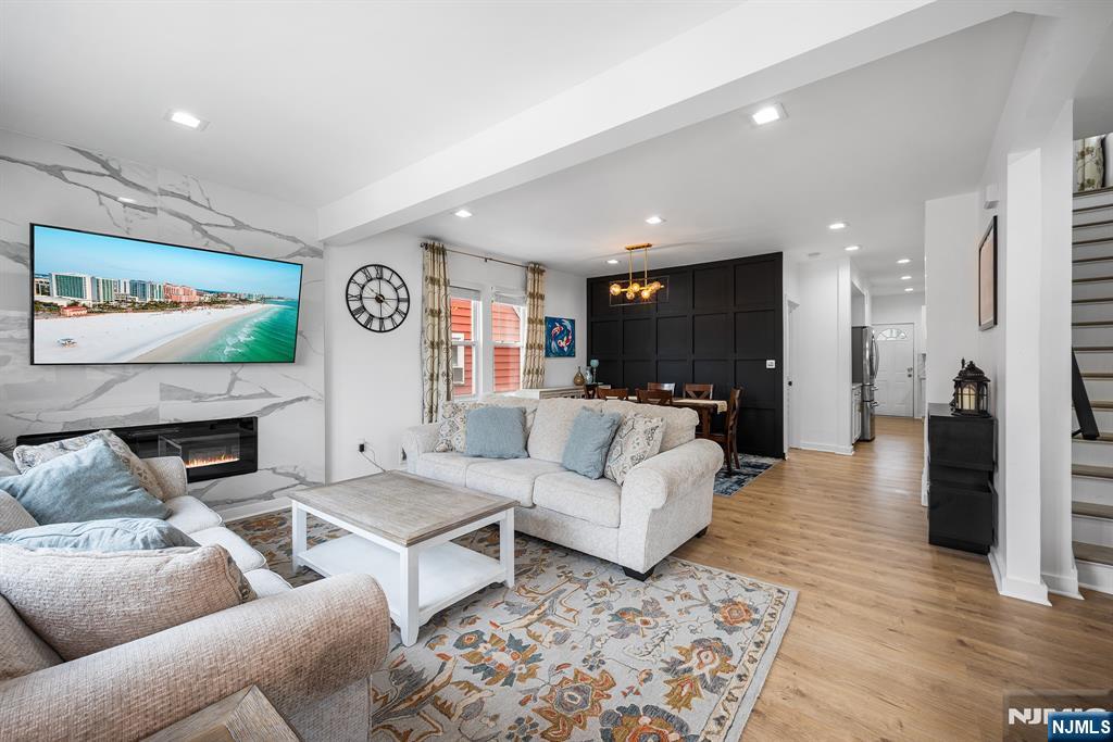725 4th Street,Secaucus, NJ 07094