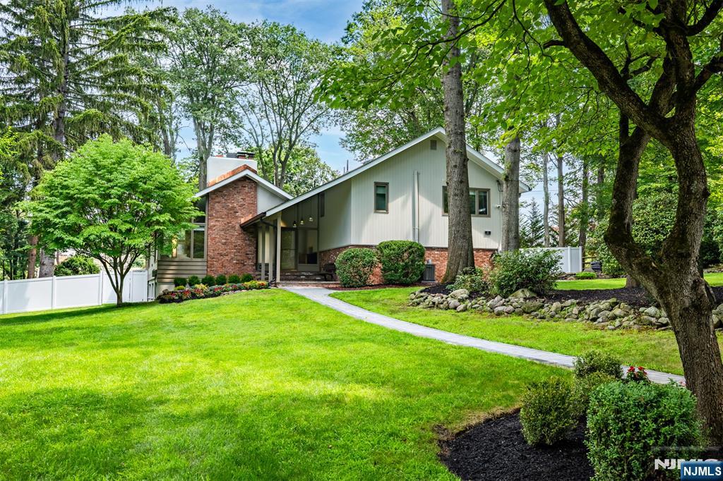 11 Stevenson Lane,Upper Saddle River, NJ 07458