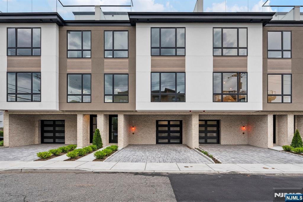 2284 7th Avenue,Fort Lee, NJ 07024