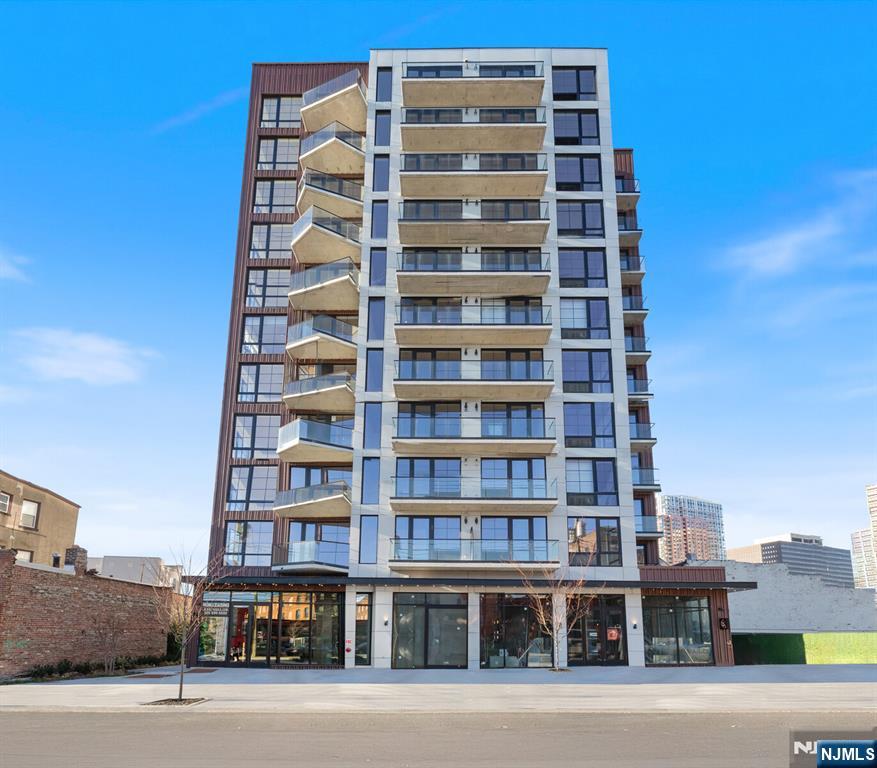 65 Mcwhorter ,Newark, NJ 07105