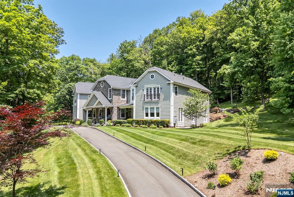 1 Tanbark Trail,Saddle River, NJ 07458