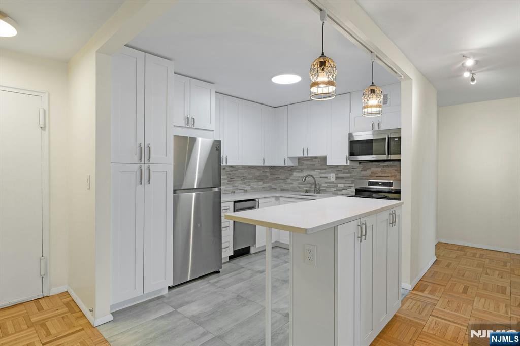 2000 Linwood Avenue,Fort Lee, NJ 07024