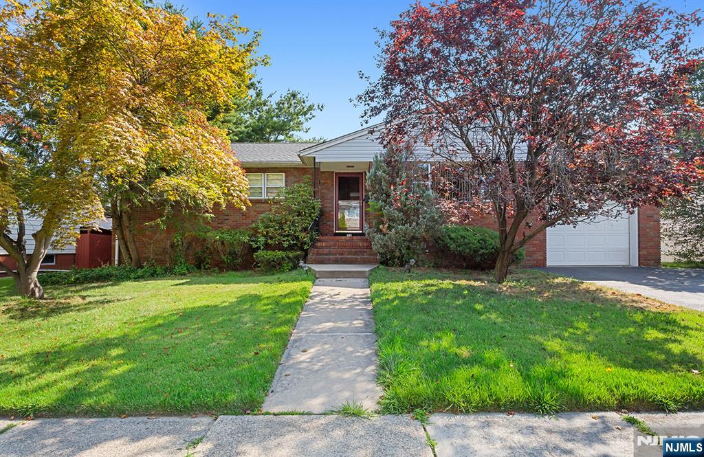 33 Chobot Lane,Elmwood Park, NJ 07407