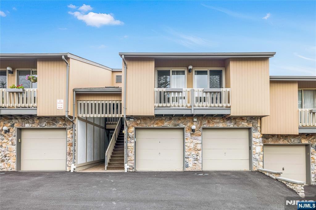 8 Larkin Circle,West Orange, NJ 07052