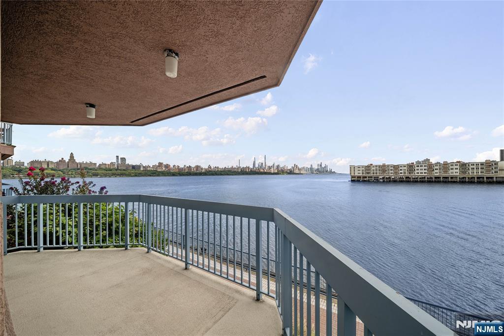 207 Adams Court,Edgewater, NJ 07020