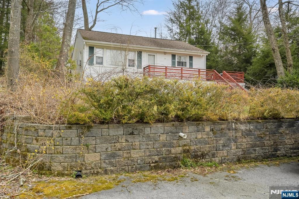 16 Hampton ,West Milford, NJ 07421