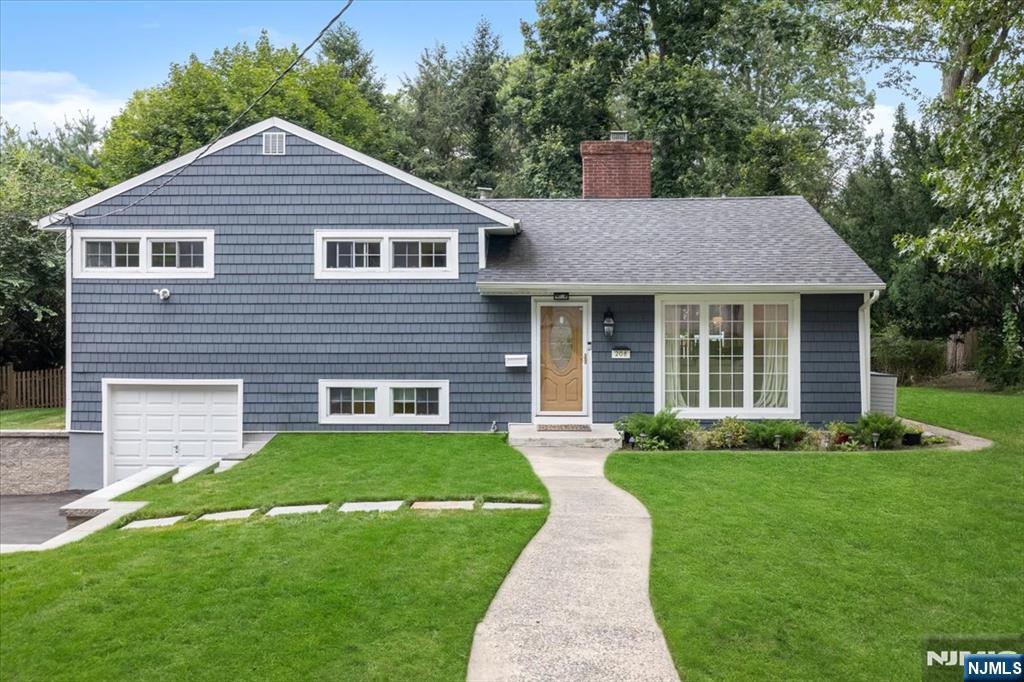 208 Busteed Drive,Midland Park, NJ 07432