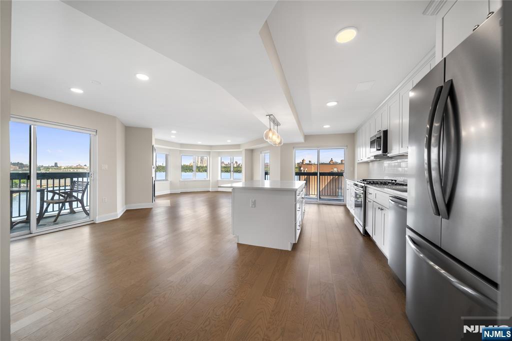 604 Livingston Court,Edgewater, NJ 07020