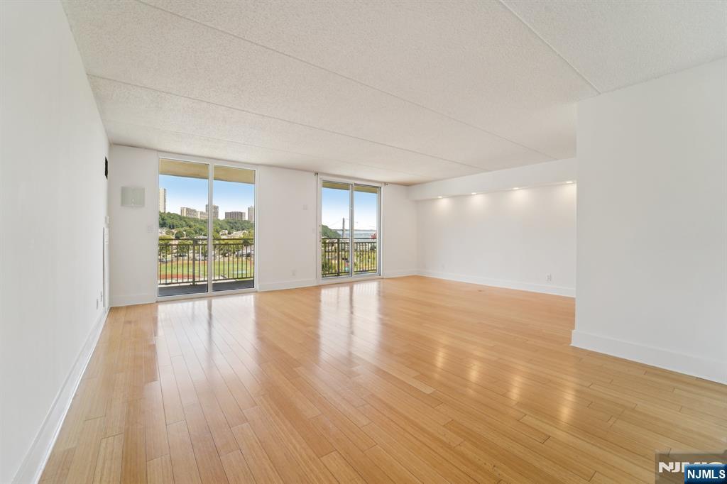 1077 River Road,Edgewater, NJ 07020