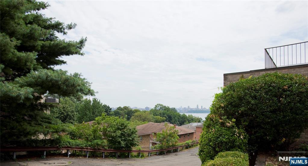 18 Massa Lane,Edgewater, NJ 07020