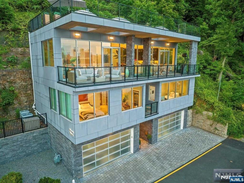 34 Shore Road,Edgewater, NJ 07020