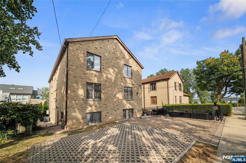 9 Sterling Place,Edgewater, NJ 07020
