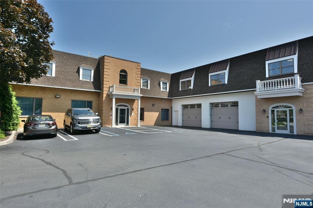 555 Goffle Road,Ridgewood, NJ 07450