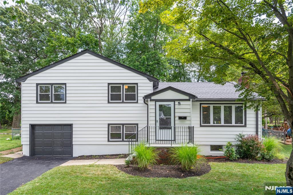 28 Oak Drive,Roseland, NJ 07068