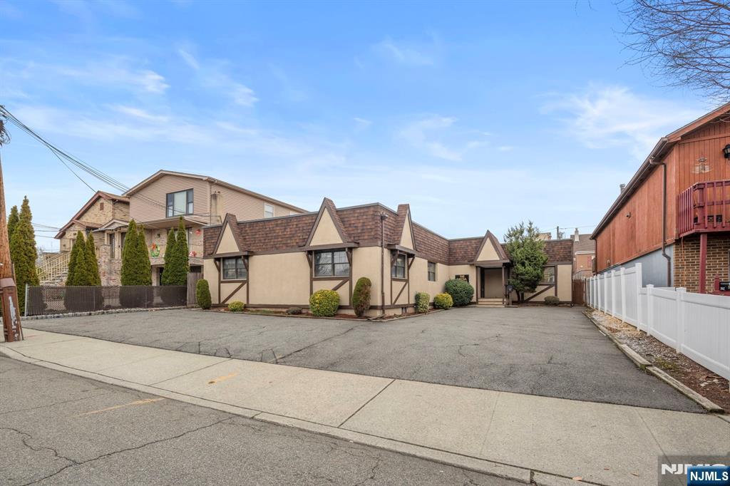 854 8th Street,Secaucus, NJ 07094