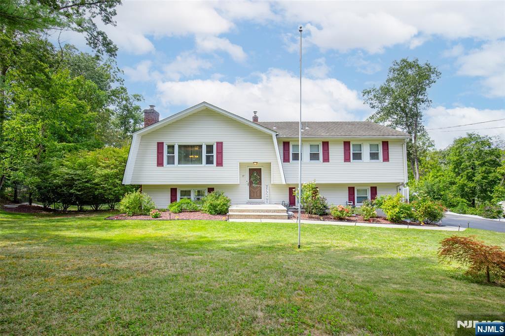 17 Camelot Drive,West Milford, NJ 07480