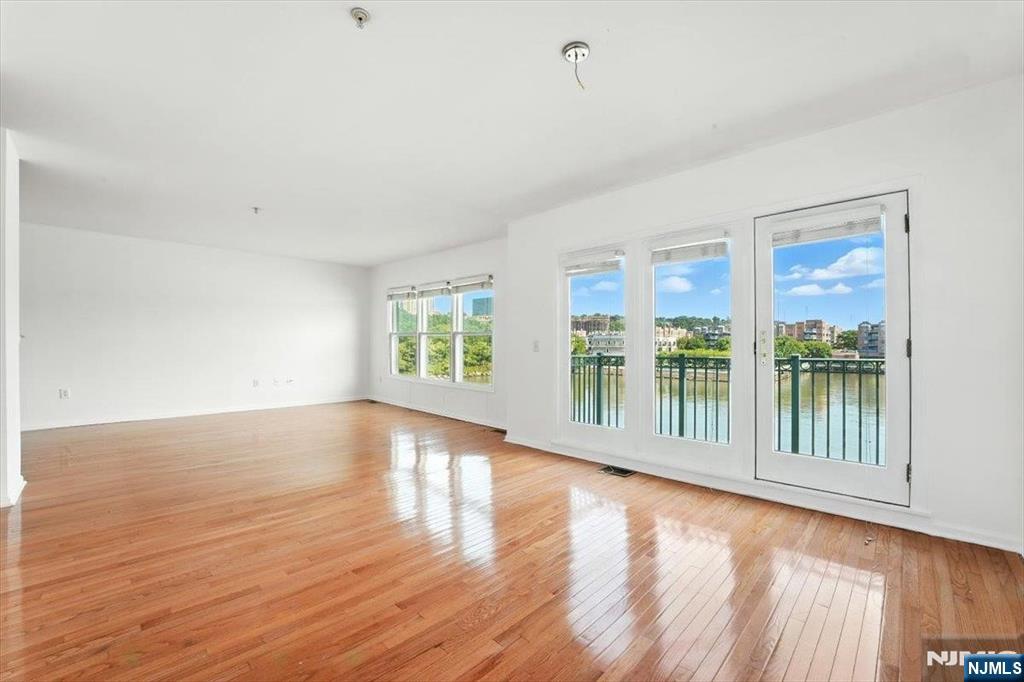 252 The Promenade ,Edgewater, NJ 07020