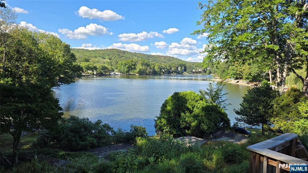 31 Lakeshore Drive,Oakland, NJ 07436