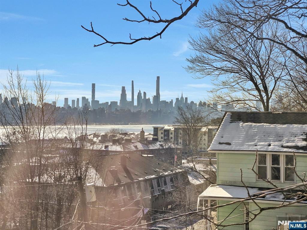 9 Old Wood Road,Edgewater, NJ 07020