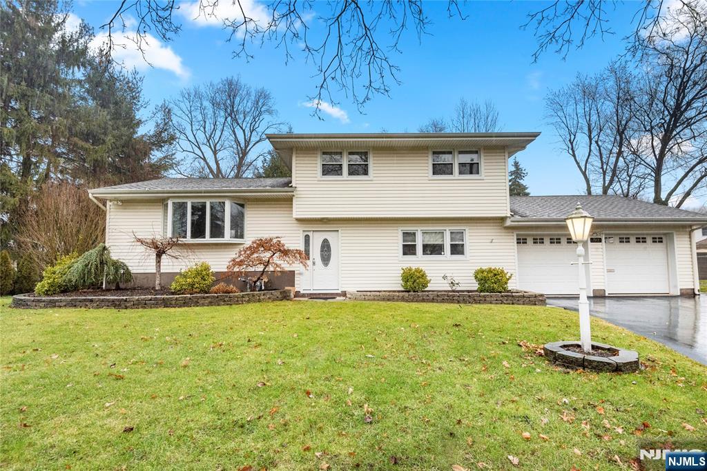 712 Stevens Court,Paramus, NJ 07652