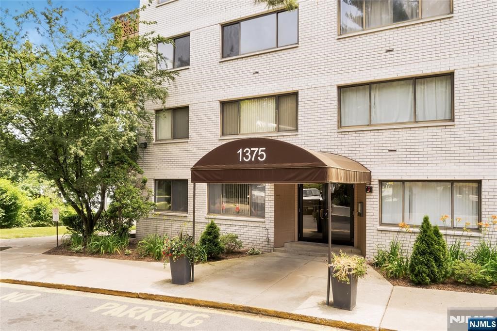 1375 River Road,Edgewater, NJ 07020